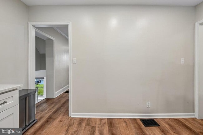 Building Photo - 105 Dinsmore Ave
