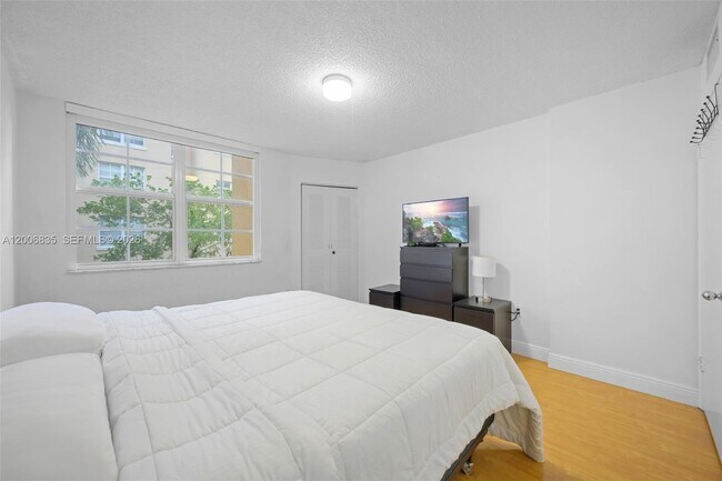 Building Photo - 19555 E Country Club Dr