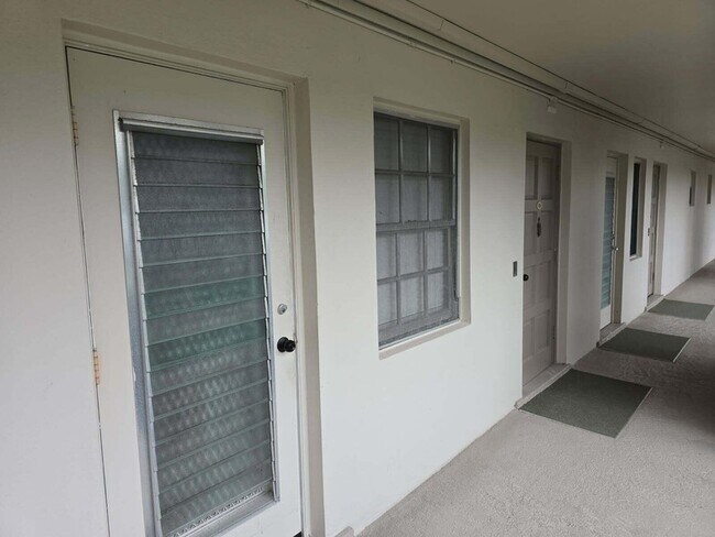 Building Photo - 3150 N Palm Aire Dr