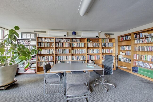 Building Photo - 5455 N Sheridan Rd