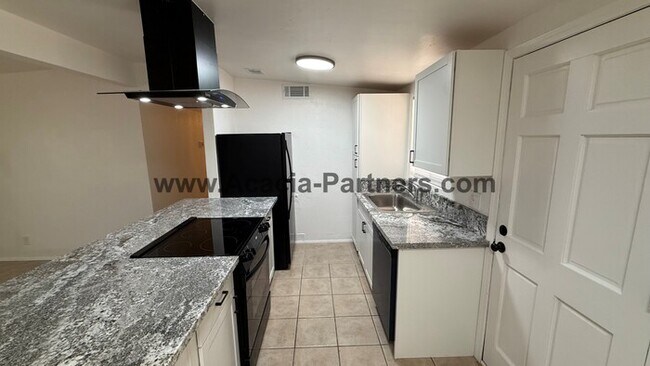 Building Photo - Three Bedroom/Two Bath Home