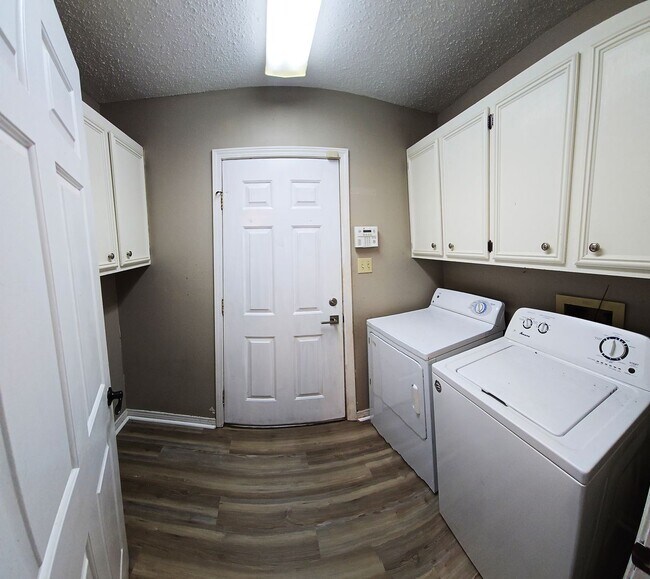 Building Photo - 6213 W Oxbow Loop