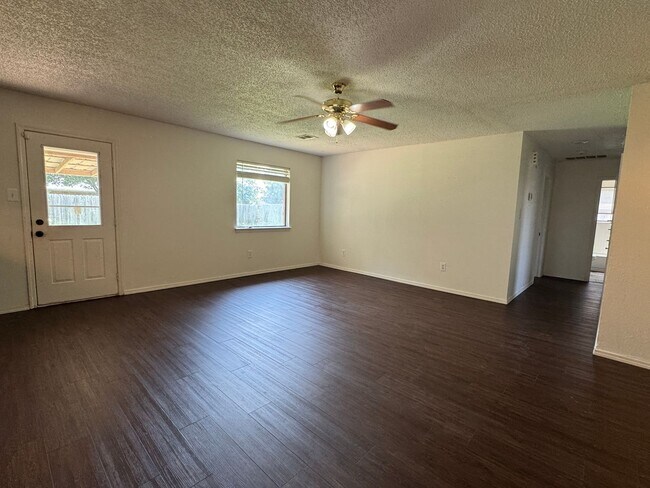 Building Photo - 4718 SE 47th- AVAILABLE NOW!