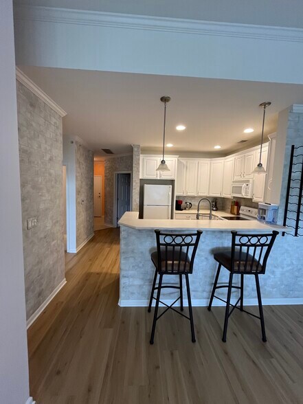 Building Photo - 3872 S Lake Dr