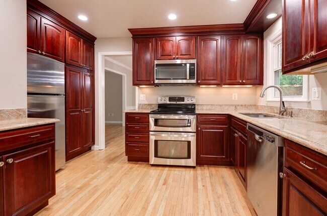 Building Photo - 3 Bedroom 2.5 Bath SFH in Fairfax for Rent!