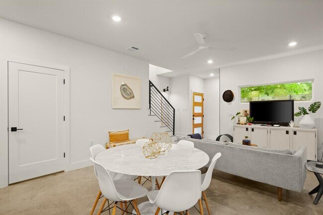 Building Photo - 1413 Montopolis Dr