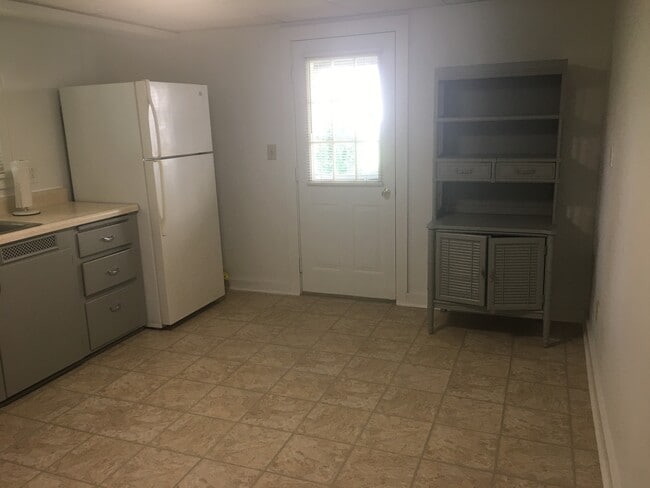 Kitchen - 330 College Ave