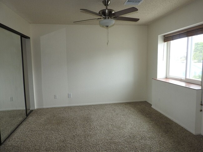 Building Photo - 2 BDR Townhome in Ocean Beach with 2 Car G...