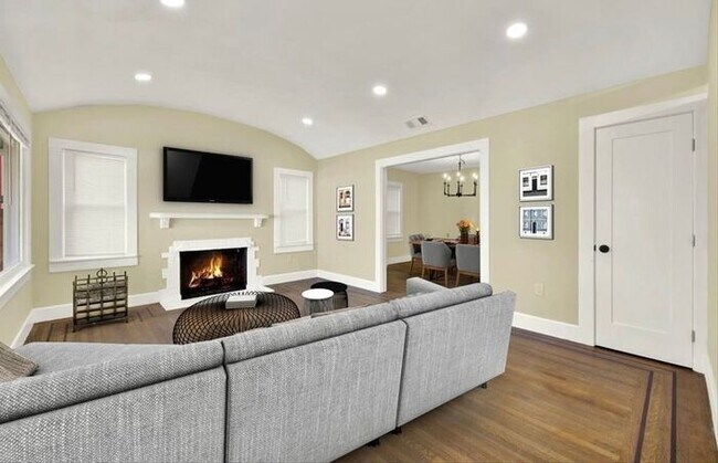 Building Photo - Beautifully Updated 3 Bed 2 Bath House in ...