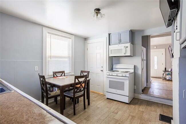 Building Photo - Spacious 2-Bedroom Apartment on Fulton