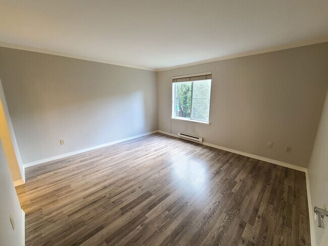 Building Photo - 2Bd/2Ba Spacious Bellevue Condo - W/S/G & ...