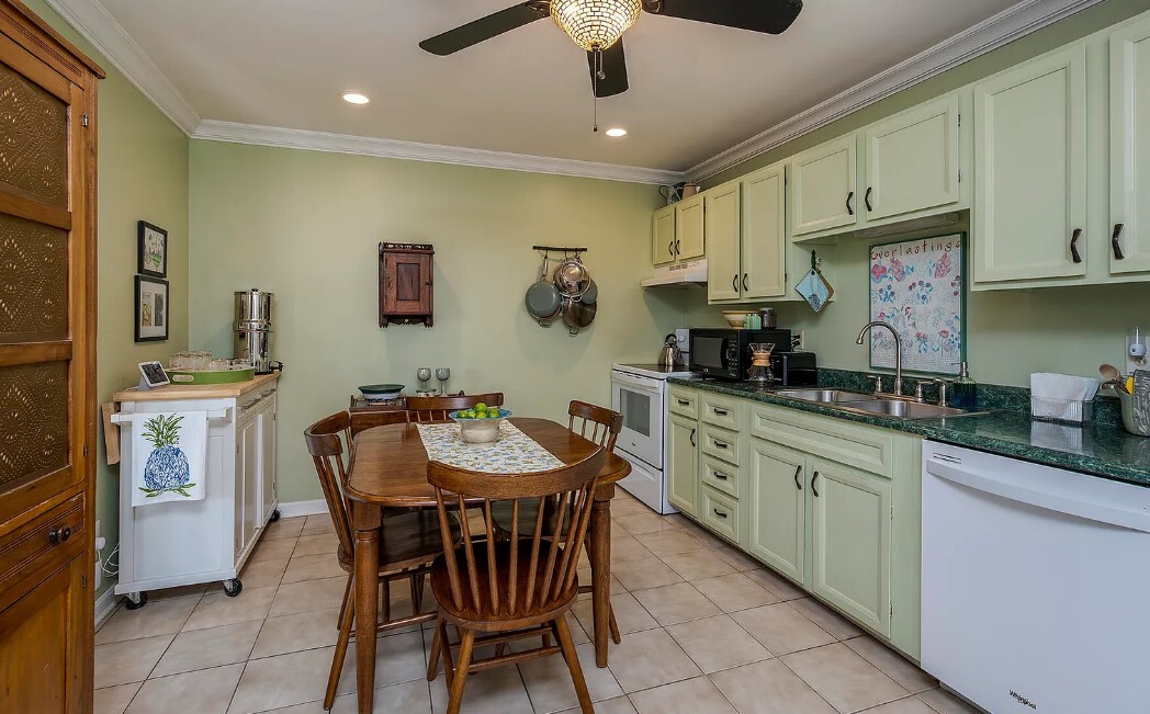 Building Photo - 1124 Greentree Ct