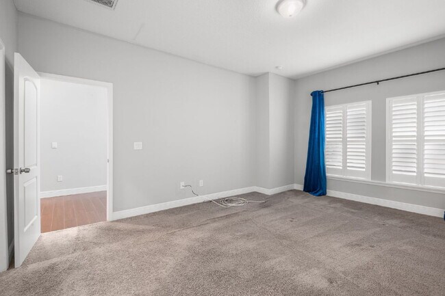 Building Photo - "Charming St. Petersburg Home: 3 Beds, 2 Baths, 1720 Sq. Ft. of Comfort!"