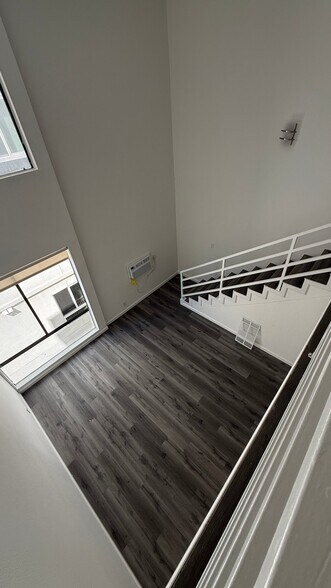 Building Photo - 7044 Hawthorn Ave