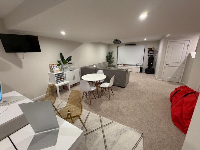 Building Photo - 585 Bermuda Way