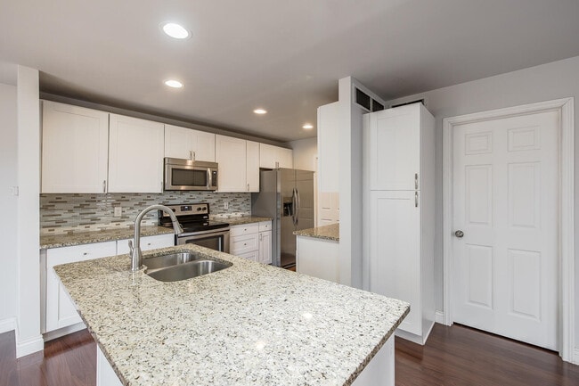 Building Photo - 324 Stratford Ln