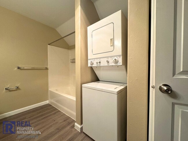 Building Photo - Cozy 1 Bedroom Condo!! Move In Ready!
