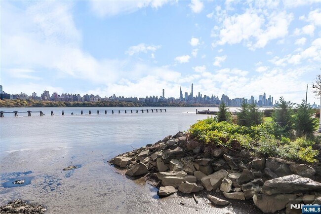 Building Photo - 302 The Promenade