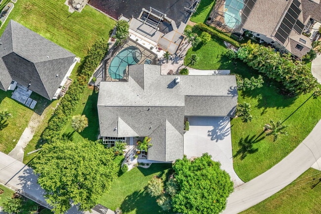 Building Photo - Furnished 4BR Waterfront Pool Home in Cape...