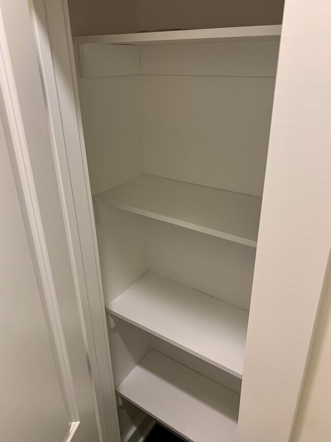 Building Photo - Stunning 2-Bed Condo with Private Roof Deck in Norris Square! Available mid-July!