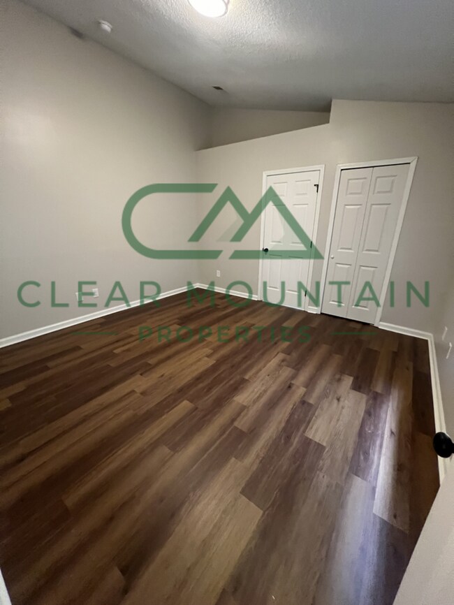 Building Photo - MOVE-IN SPECIAL! 1 MONTH FREE - Modern Upd...