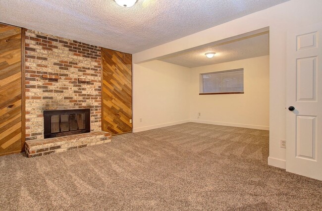 Building Photo - Coveted Cascade Park Area Split Entry Home