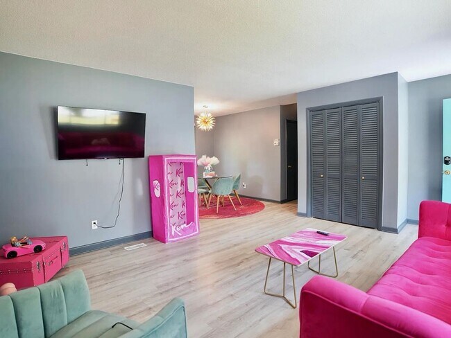 Building Photo - Three Bedroom Home