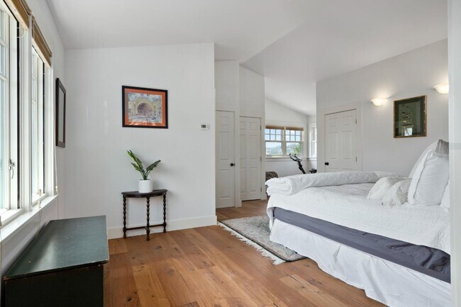 Building Photo - 114 Fairbanks St