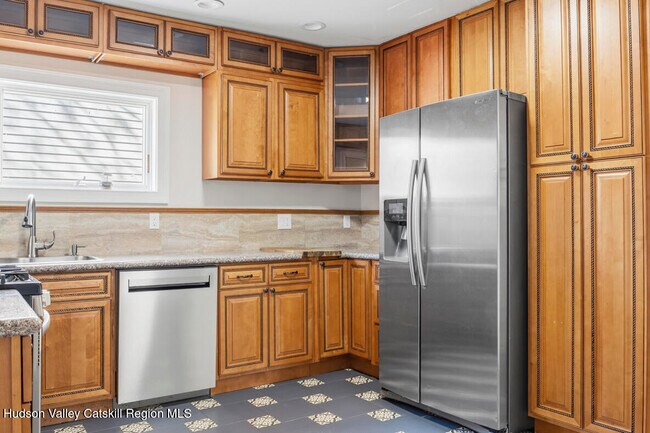 Building Photo - 51 Gifford Ave