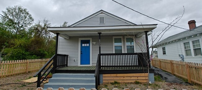 Building Photo - --APPLICATION PE 2 BR/ 1 BA Newly Renovate...
