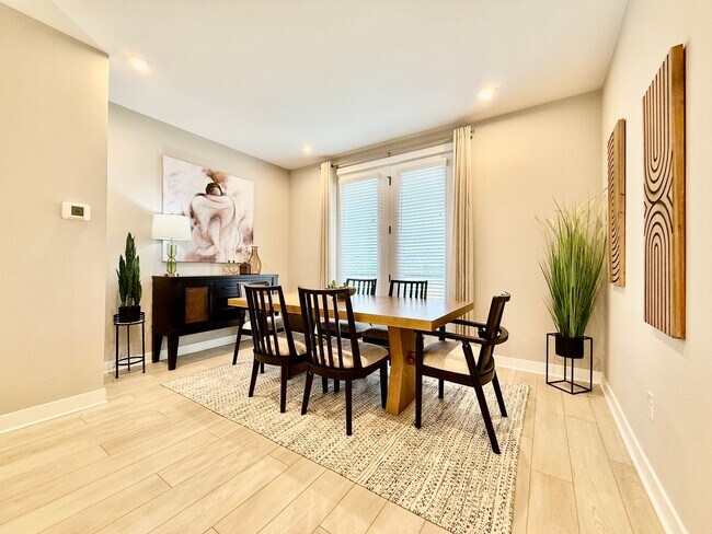 Building Photo - Central, luxury townhome in the heart of Liberty