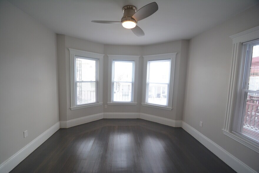 Building Photo - 31 Claybourne St