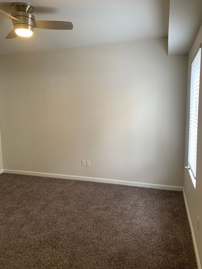 Building Photo - Updated Crescent hills Condo 2 bed/2 bath