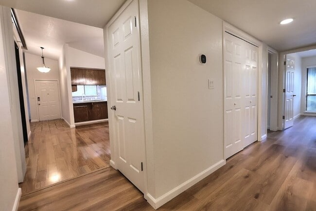 Building Photo - Beautiful corner halfplex available now for rent!