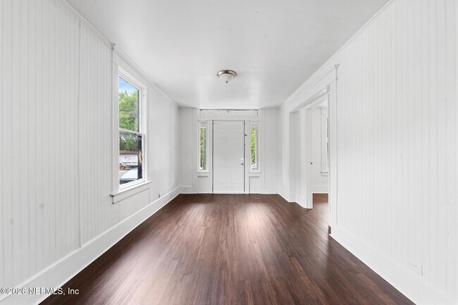 Building Photo - 1052 E 10th St