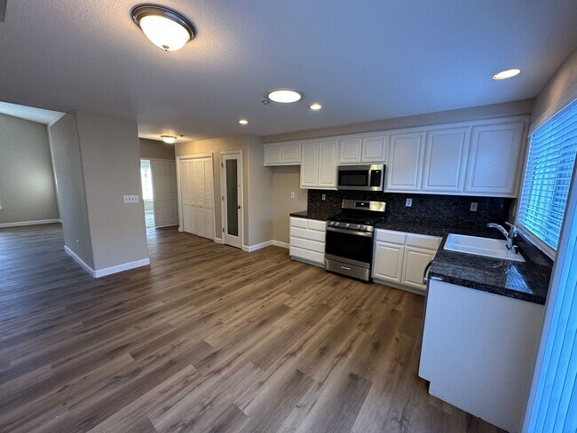 Building Photo - Beautiful Single Story 4 Bedroom 2 Bath Br...