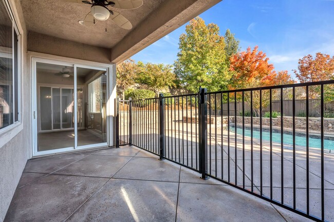 Building Photo - Gorgeous Single Story Home with a Sparklin...