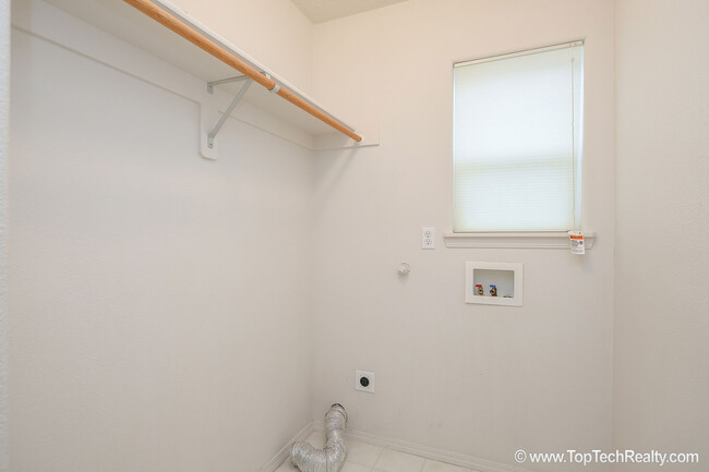 Building Photo - Beautiful 4 Bedrm* 2.5 Bath* Single Family...