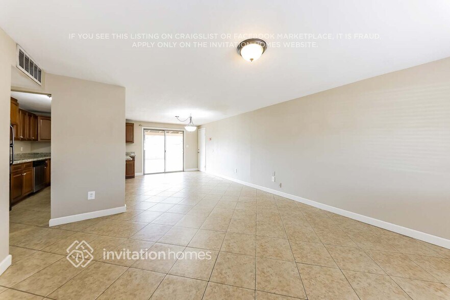 Building Photo - 3643 E Surrey Ave