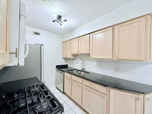 Building Photo - 1525 N Windsor Dr