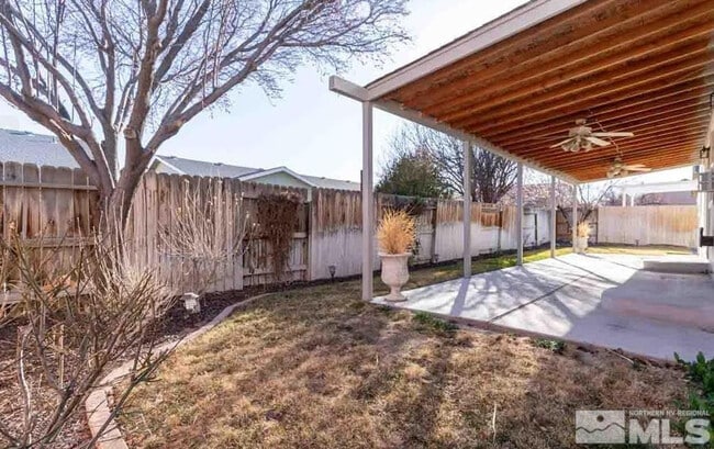Building Photo - 971 Iris Ln