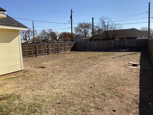 Building Photo - New, Well Kept 3/2 Home Close to Texas Tech!