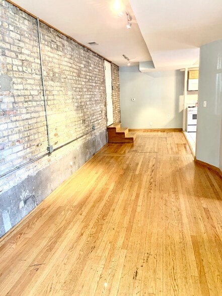 Building Photo - 2336 N Sacramento Ave