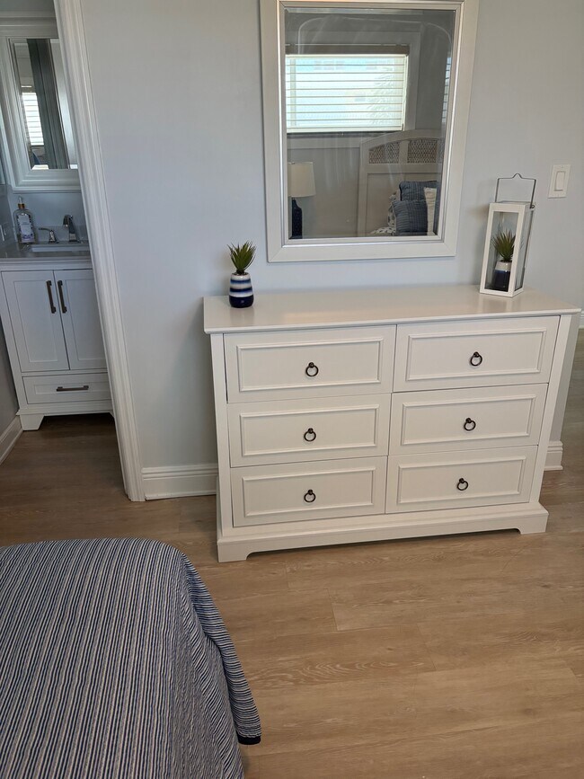 Building Photo - 1100 8th Ave S