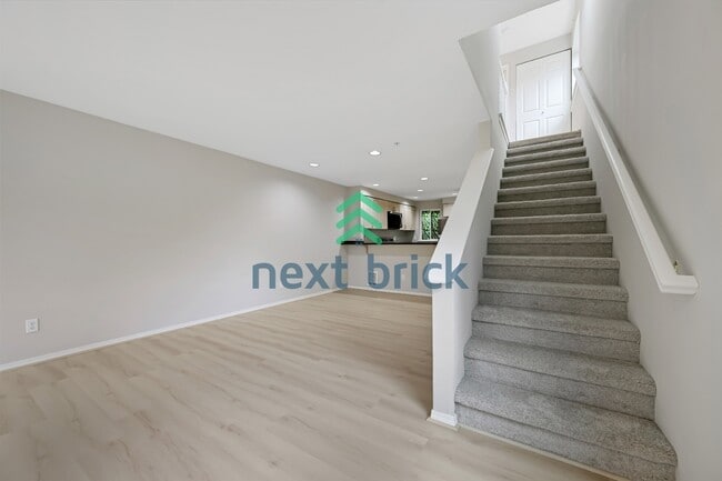 Building Photo - Charming 2-Bed Townhouse Retreat in Bothell with 2.5 Baths – Your Perfect Sanctuary Awaits!