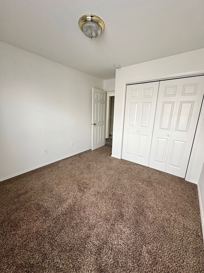 Building Photo - Lovely 3 Bedroom Apartment- Close to Schools/Parks!