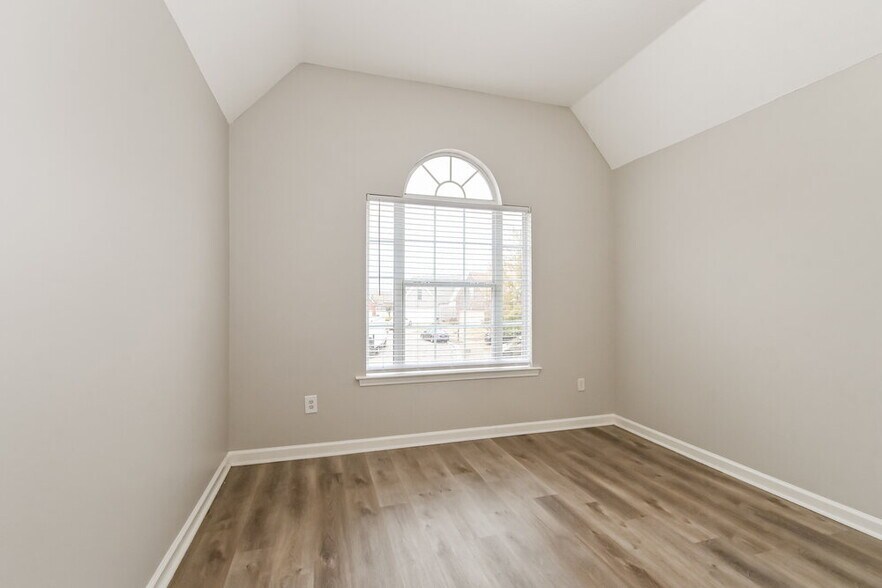 Building Photo - 7133 Queens Crown Ct