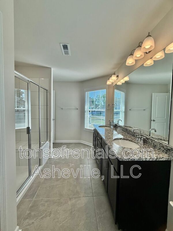 Building Photo - 216 Vly Breeze Rd