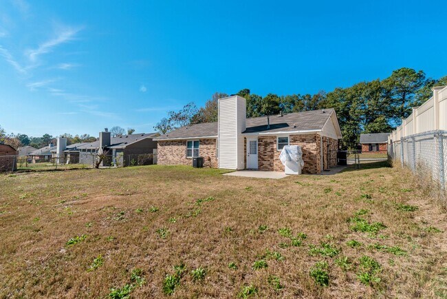 Building Photo - 2937 Dahlia Dr