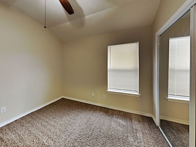 Building Photo - No Application Fees* $500 off 1st Months R...
